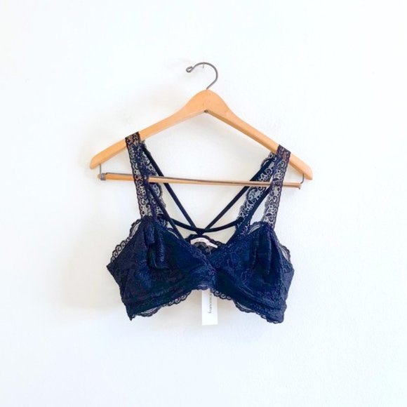 Francesca's | NWT Alexia V Cut Lace Bralette - Picture 5 of 10